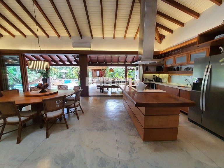 Casa de alto padrão, com piscina, na praia de Itamambuca, Ub