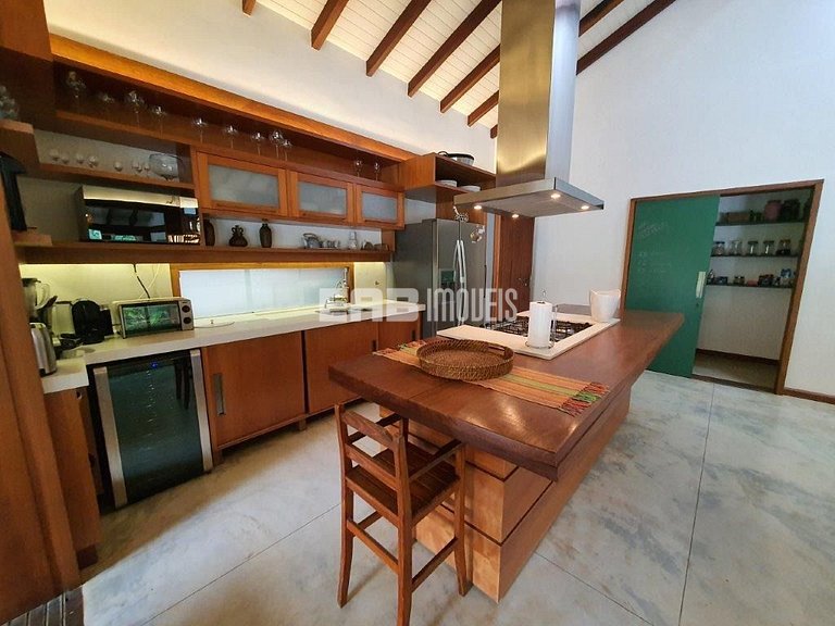 Casa de alto padrão, com piscina, na praia de Itamambuca, Ub