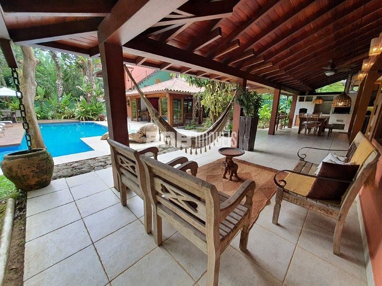 Casa de alto padrão, com piscina, na praia de Itamambuca, Ub