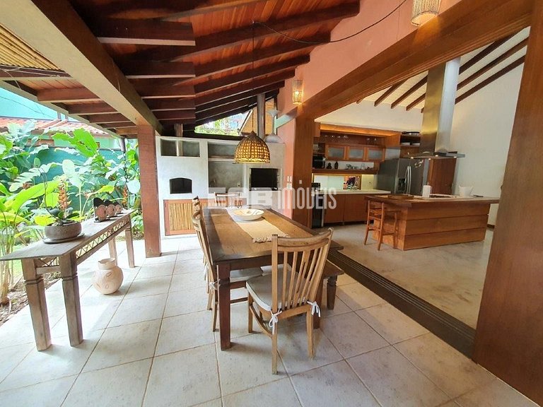 Casa de alto padrão, com piscina, na praia de Itamambuca, Ub