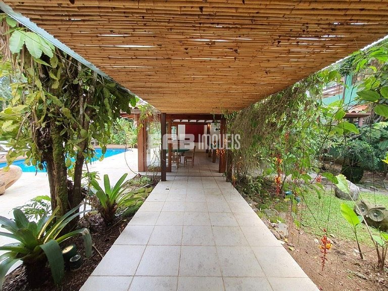 Casa de alto padrão, com piscina, na praia de Itamambuca, Ub