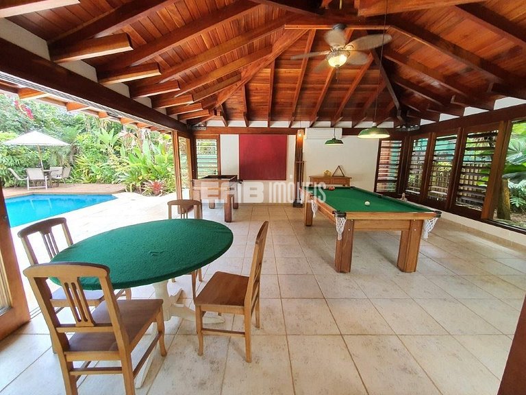 Casa de alto padrão, com piscina, na praia de Itamambuca, Ub