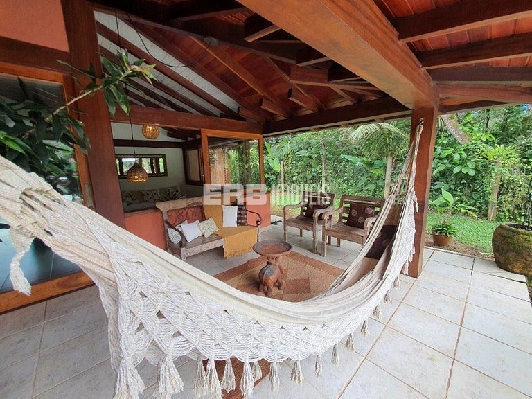 Casa de alto padrão, com piscina, na praia de Itamambuca, Ub