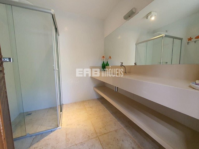 Casa de alto padrão, com piscina, na praia de Itamambuca, Ub