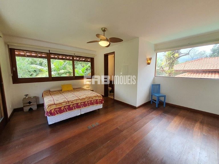 Casa de alto padrão, com piscina, na praia de Itamambuca, Ub