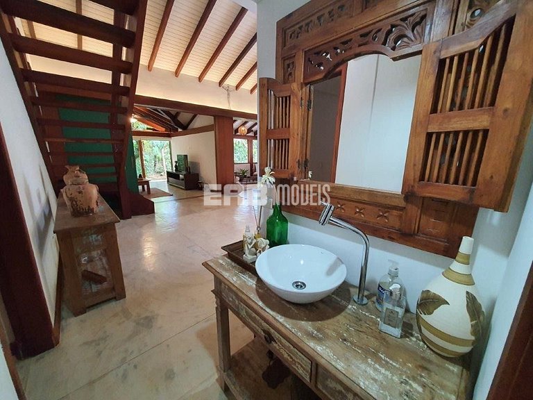 Casa de alto padrão, com piscina, na praia de Itamambuca, Ub