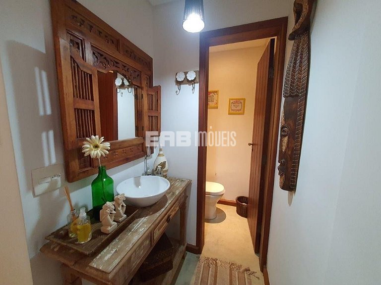 Casa de alto padrão, com piscina, na praia de Itamambuca, Ub