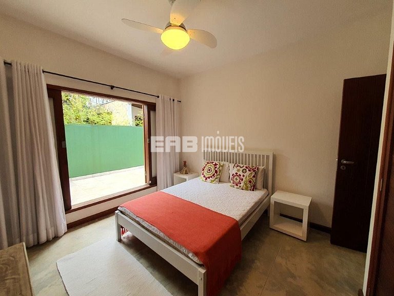 Casa de alto padrão, com piscina, na praia de Itamambuca, Ub