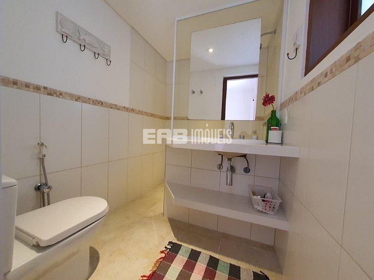 Casa de alto padrão, com piscina, na praia de Itamambuca, Ub