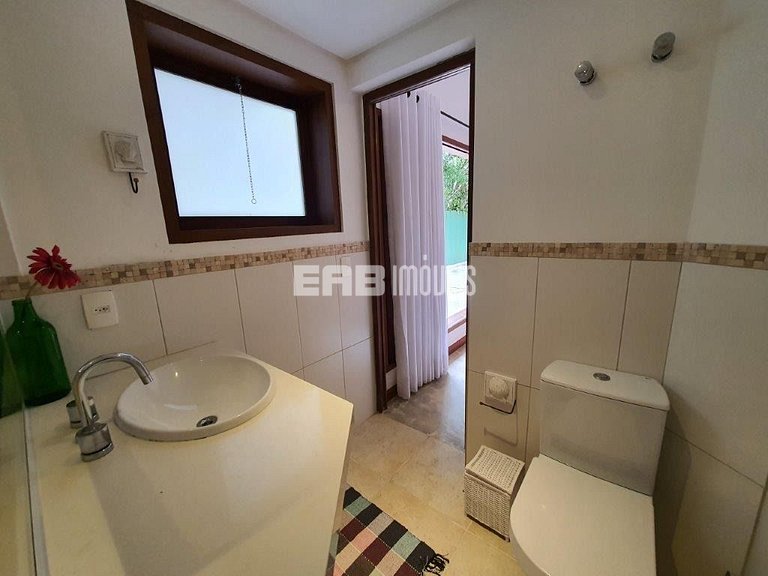 Casa de alto padrão, com piscina, na praia de Itamambuca, Ub