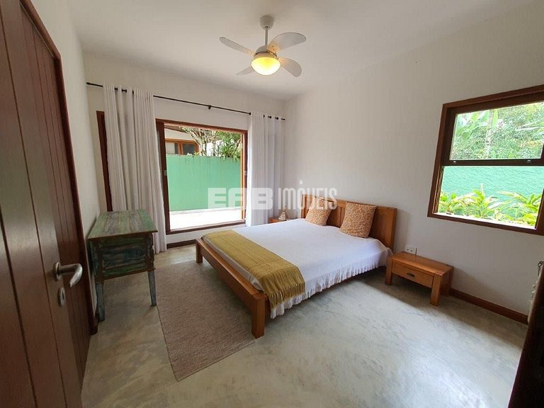 Casa de alto padrão, com piscina, na praia de Itamambuca, Ub