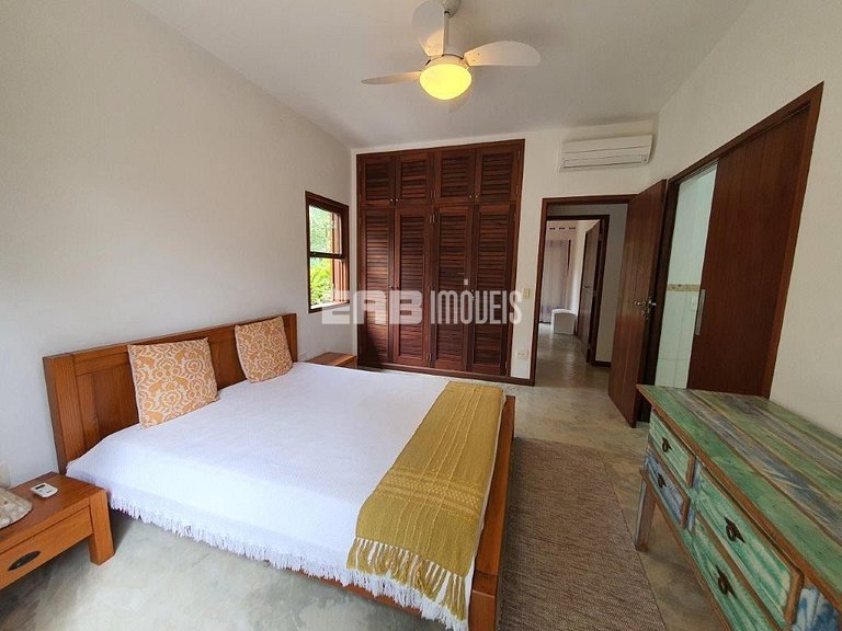 Casa de alto padrão, com piscina, na praia de Itamambuca, Ub