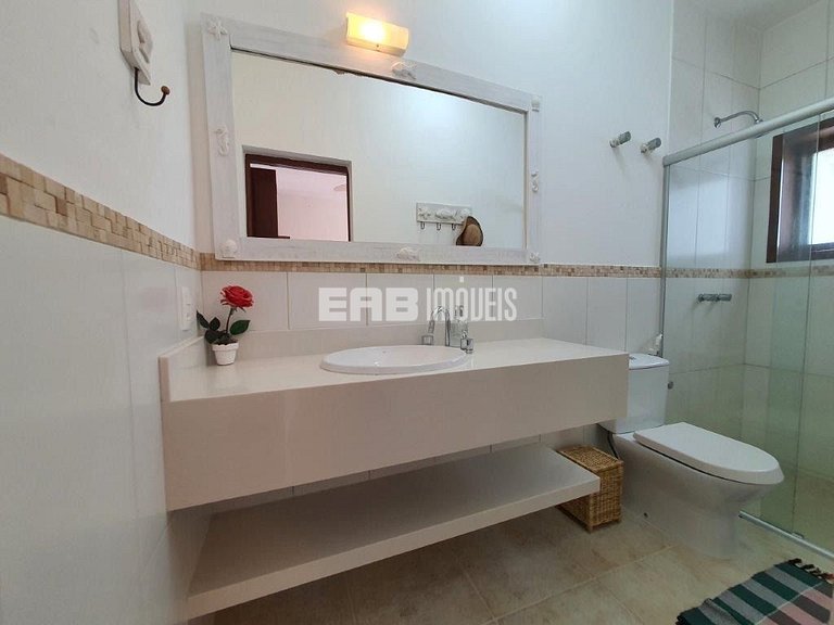 Casa de alto padrão, com piscina, na praia de Itamambuca, Ub