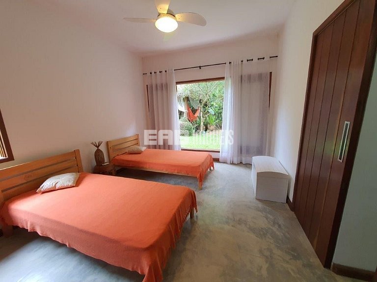 Casa de alto padrão, com piscina, na praia de Itamambuca, Ub