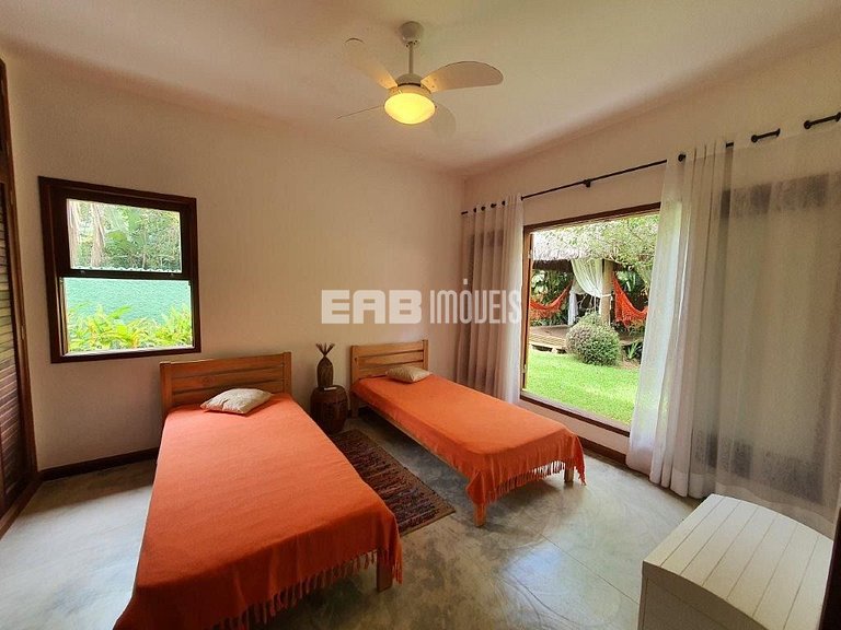 Casa de alto padrão, com piscina, na praia de Itamambuca, Ub