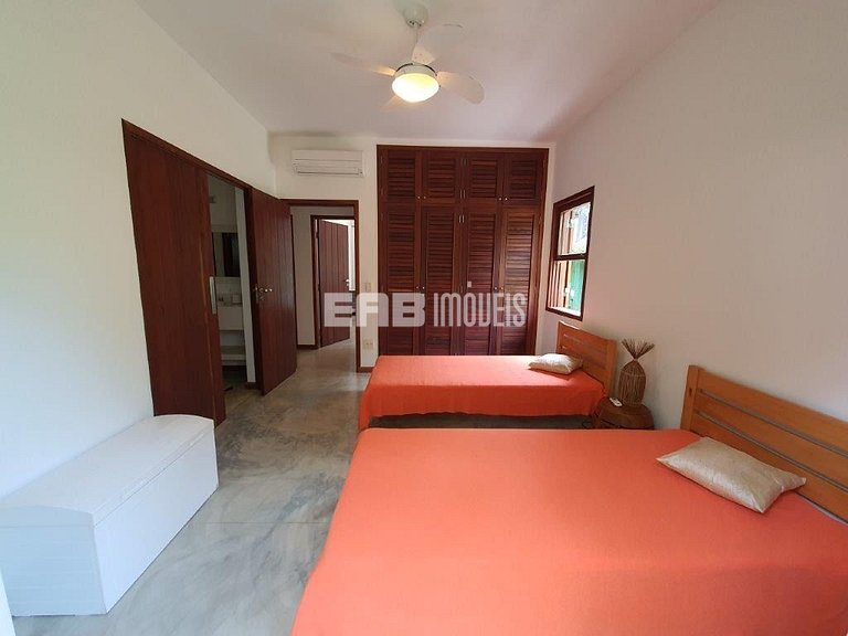 Casa de alto padrão, com piscina, na praia de Itamambuca, Ub