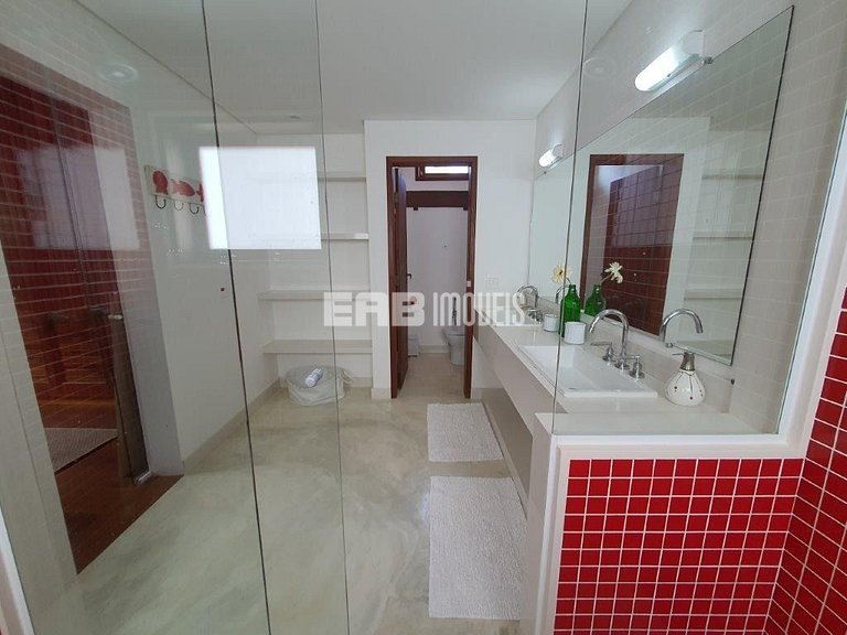 Casa de alto padrão, com piscina, na praia de Itamambuca, Ub