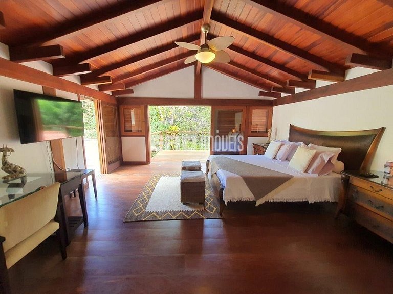 Casa de alto padrão, com piscina, na praia de Itamambuca, Ub