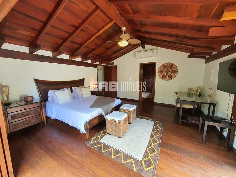 Casa de alto padrão, com piscina, na praia de Itamambuca, Ub