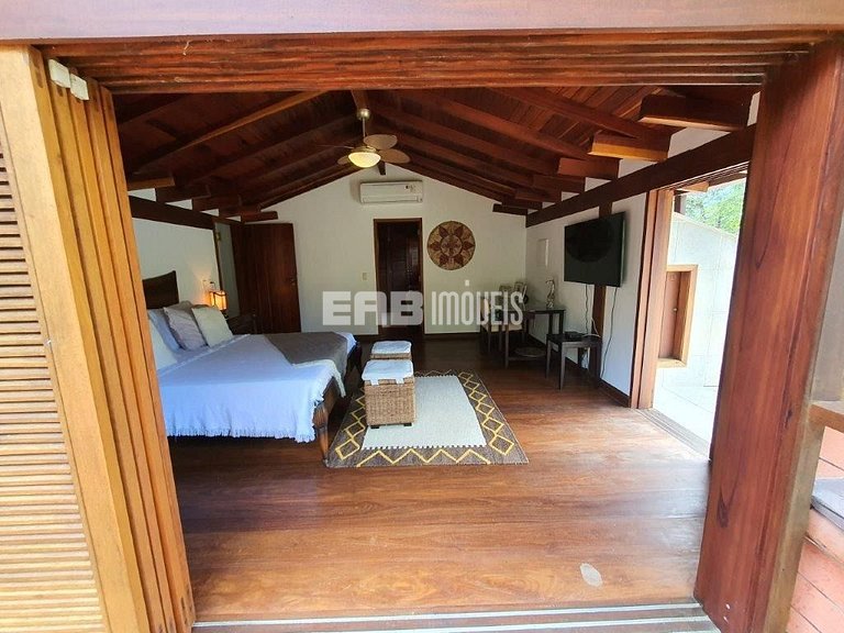 Casa de alto padrão, com piscina, na praia de Itamambuca, Ub