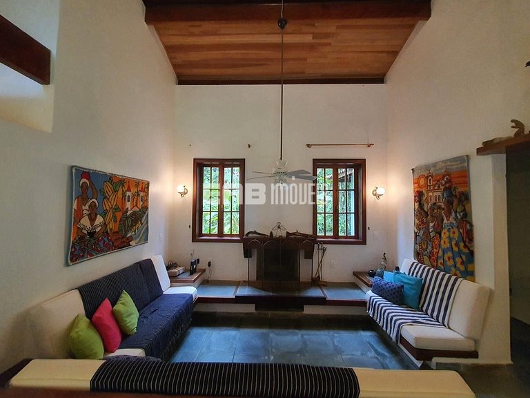 Simples com conforto, grande gramado e 3 suítes