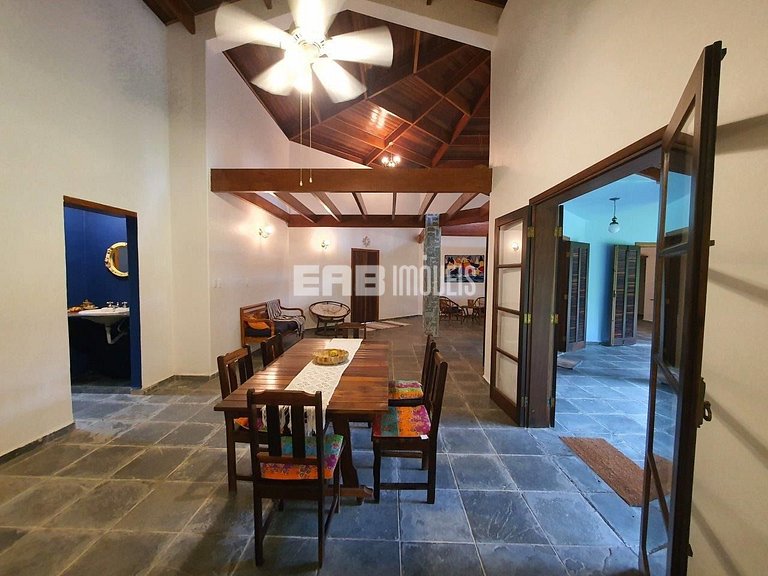 Simples com conforto, grande gramado e 3 suítes