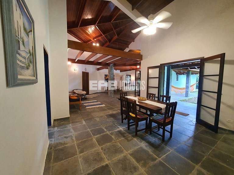 Simples com conforto, grande gramado e 3 suítes