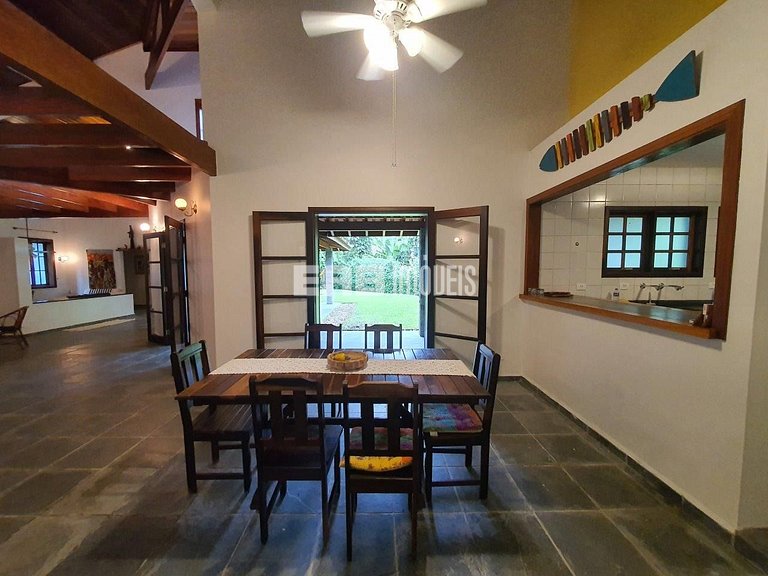 Simples com conforto, grande gramado e 3 suítes