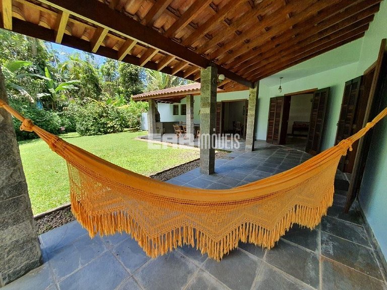 Simples com conforto, grande gramado e 3 suítes