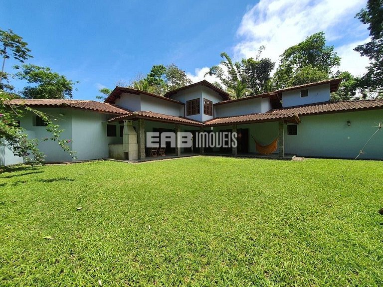 Simples com conforto, grande gramado e 3 suítes