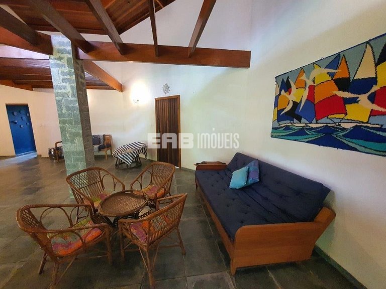 Simples com conforto, grande gramado e 3 suítes