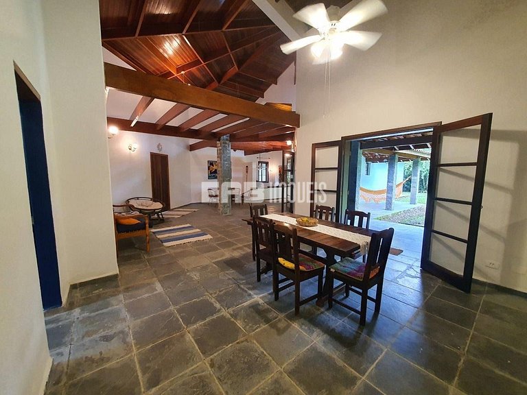 Simples com conforto, grande gramado e 3 suítes