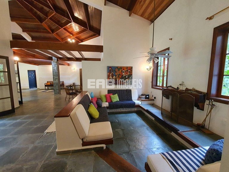 Simples com conforto, grande gramado e 3 suítes