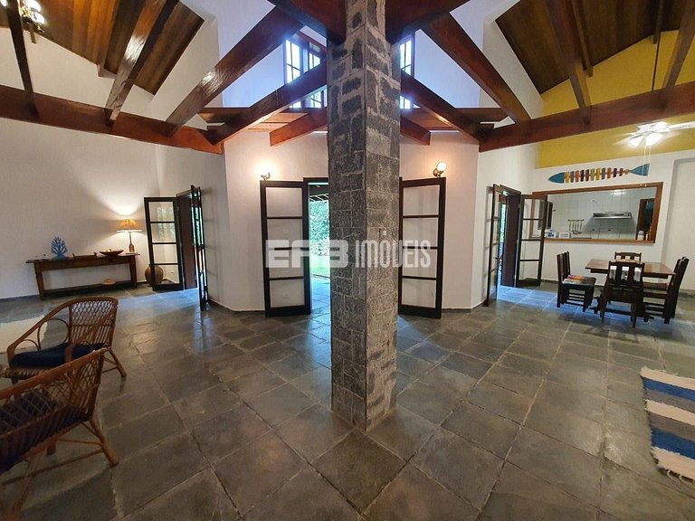 Simples com conforto, grande gramado e 3 suítes