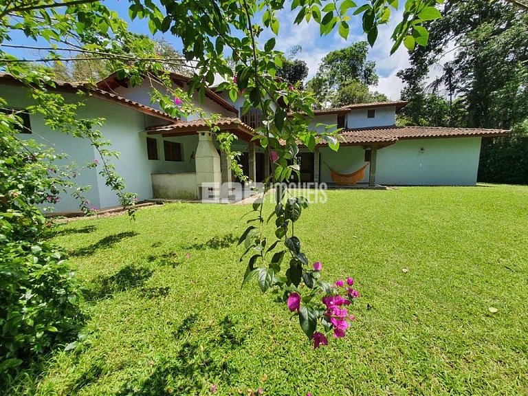 Simples com conforto, grande gramado e 3 suítes