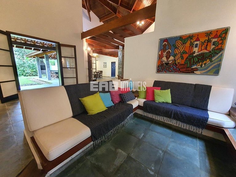 Simples com conforto, grande gramado e 3 suítes