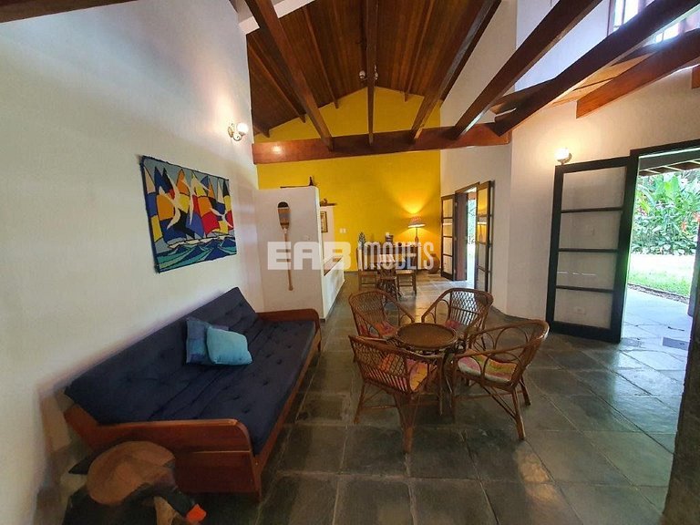 Simples com conforto, grande gramado e 3 suítes