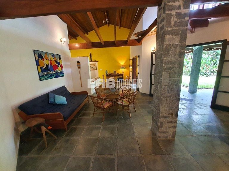 Simples com conforto, grande gramado e 3 suítes