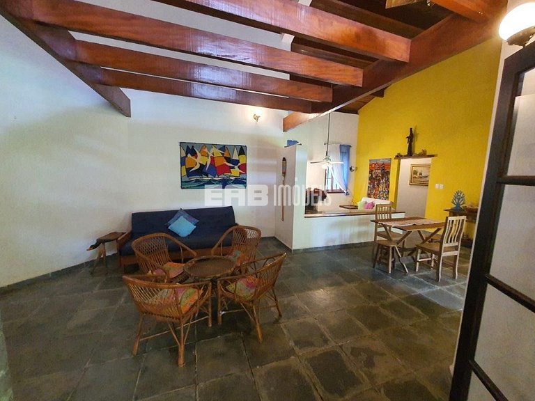 Simples com conforto, grande gramado e 3 suítes