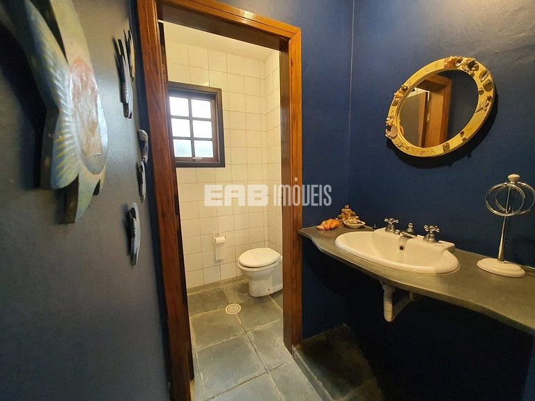 Simples com conforto, grande gramado e 3 suítes