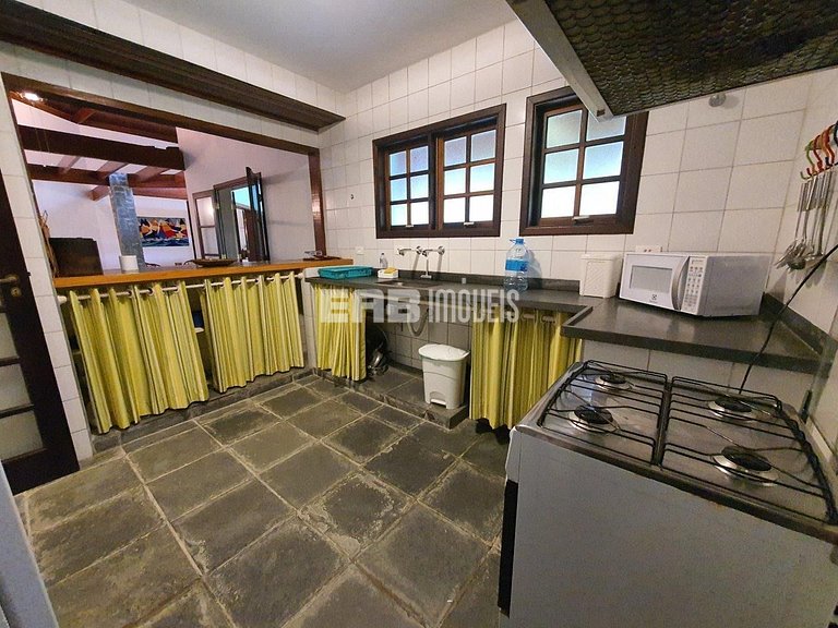 Simples com conforto, grande gramado e 3 suítes