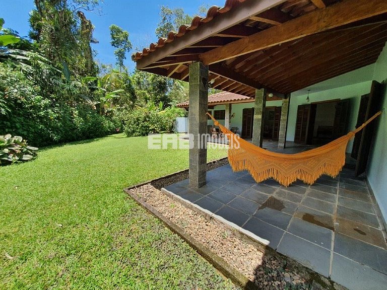 Simples com conforto, grande gramado e 3 suítes