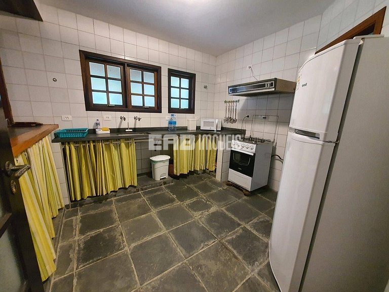 Simples com conforto, grande gramado e 3 suítes