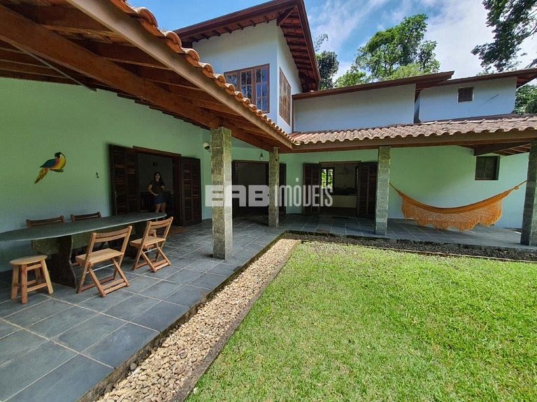 Simples com conforto, grande gramado e 3 suítes