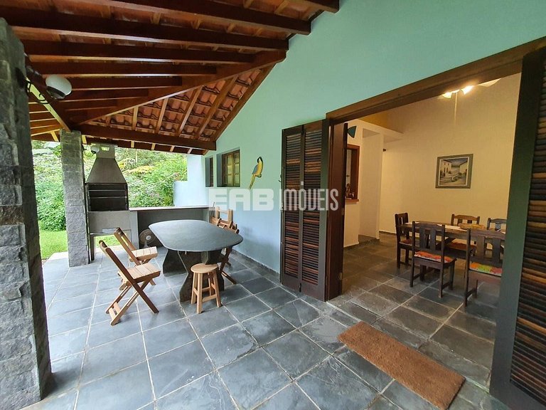 Simples com conforto, grande gramado e 3 suítes