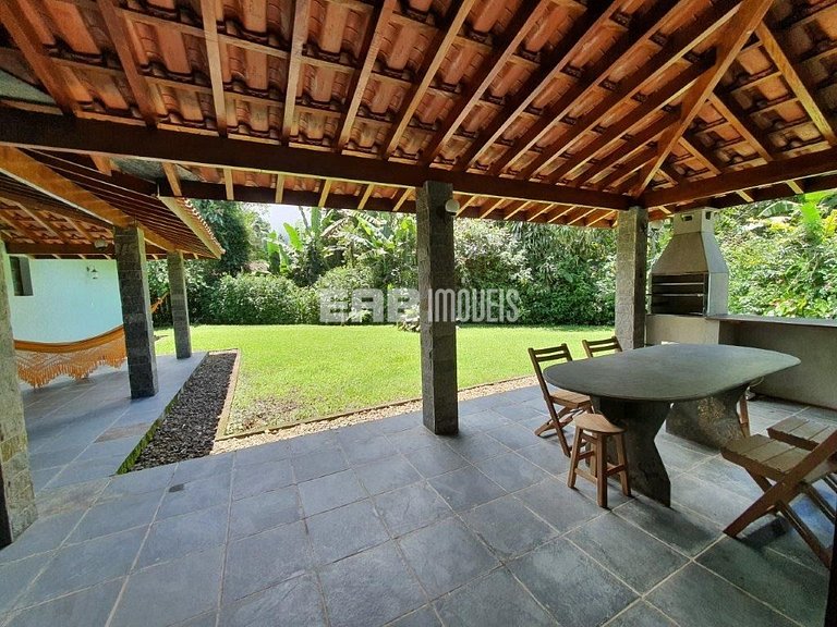 Simples com conforto, grande gramado e 3 suítes