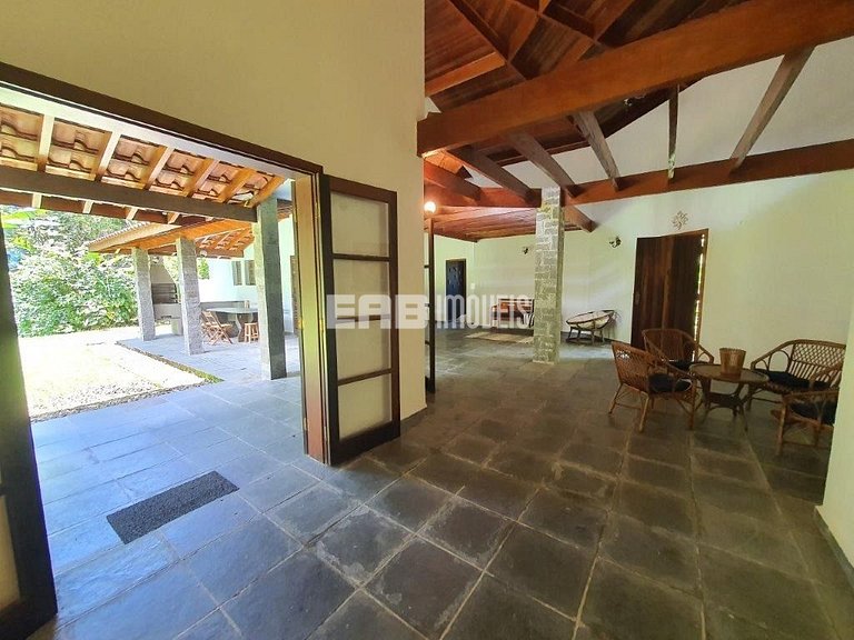 Simples com conforto, grande gramado e 3 suítes