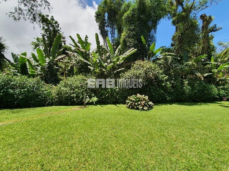 Simples com conforto, grande gramado e 3 suítes