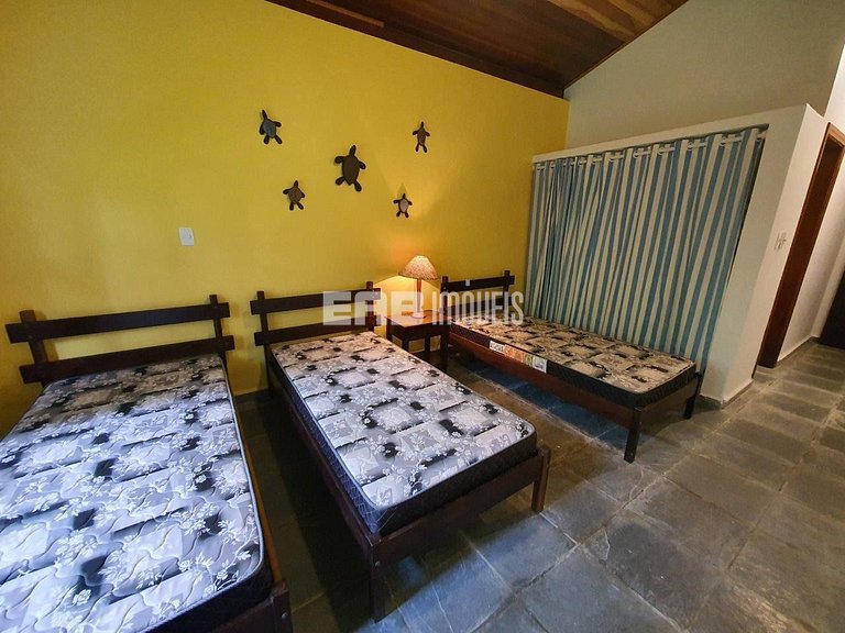 Simples com conforto, grande gramado e 3 suítes