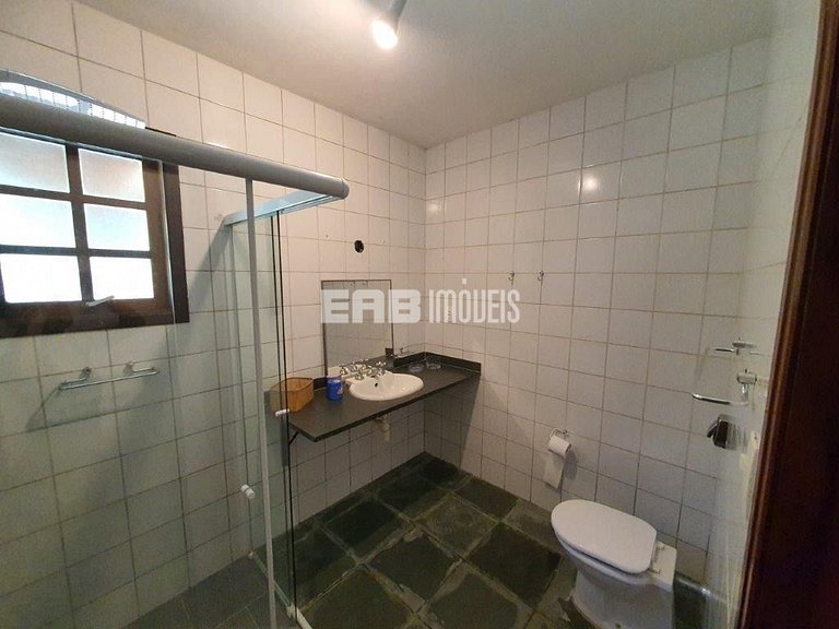 Simples com conforto, grande gramado e 3 suítes